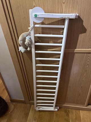 Barrera protectora de madera para cama