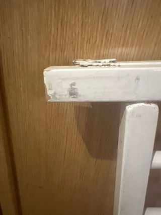 Barrera protectora de madera para cama