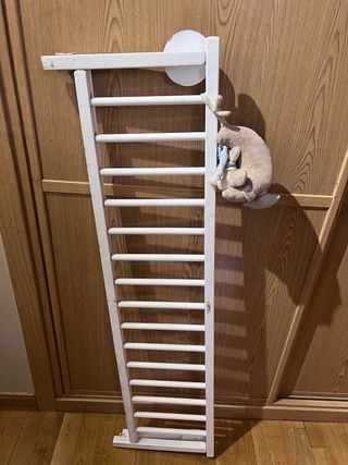 Barrera protectora de madera para cama