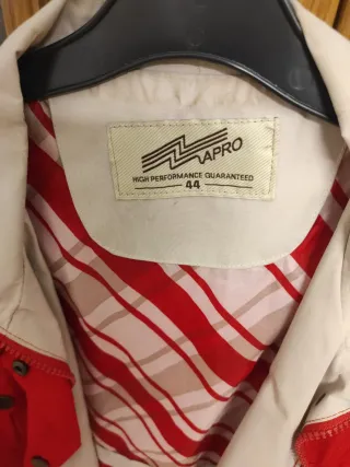 Gabardina roja forro cuadros Apr talla 44