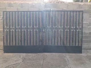 Puerta de entrada para chalet