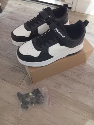 Zapatillas con ruedas negras y blancas