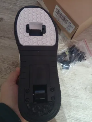 Zapatillas con ruedas negras y blancas