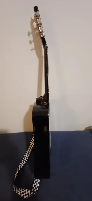 Guitarra nueva Negra con Correa.