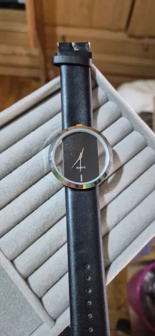 Reloj de pulsera negro y plateado