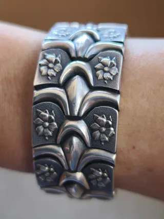 Pulsera de plata con diseño floral