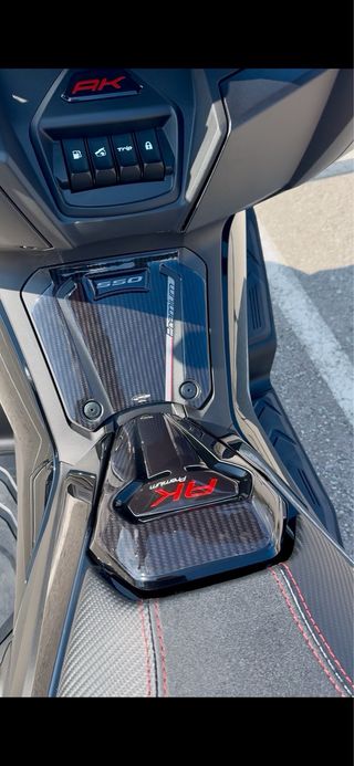 Kymco AK 550 Premium · 480 km · Extras + garantía