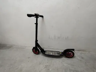 Patinete plegable Negro Ruedas Rojas