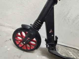 Patinete plegable Negro Ruedas Rojas