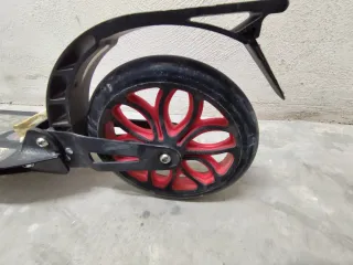 Patinete plegable Negro Ruedas Rojas