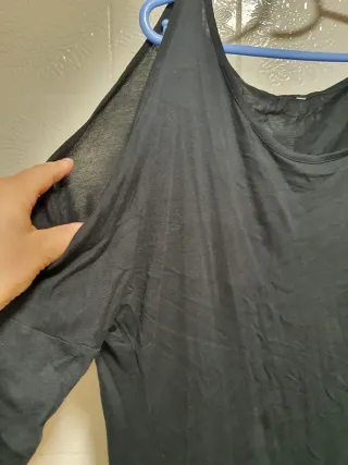 Camiseta hombros descubiertos y manga larga