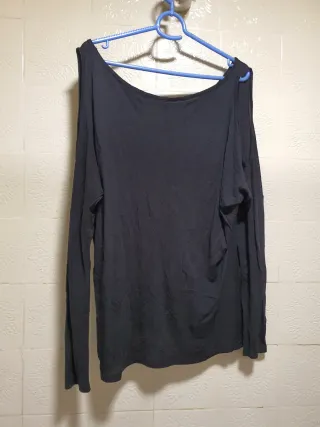 Camiseta hombros descubiertos y manga larga