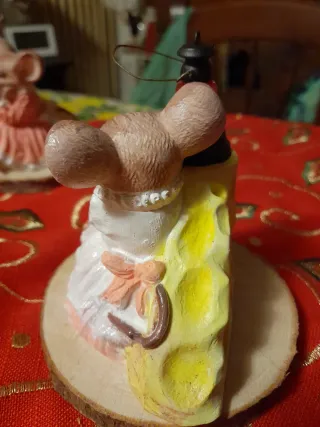 Topolina con lanterna e formaggio