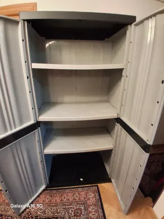 Armario de plástico gris y negro