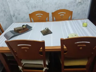 Mesa extensible y 4 sillas de comedor, negociable