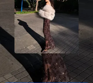 Vestido de fiesta morado y marrón