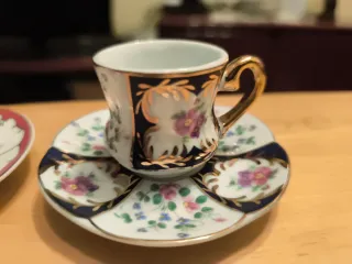 Set di tazze in miniatura e scatola di porcellana con la Torre Eiffel