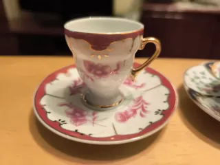 Set di tazze in miniatura e scatola di porcellana con la Torre Eiffel