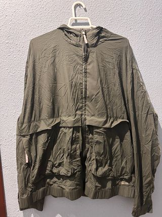 Cortavientos verde con capucha