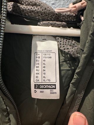 Cortavientos verde con capucha