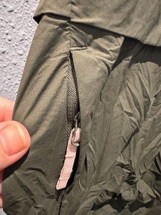 Cortavientos verde con capucha