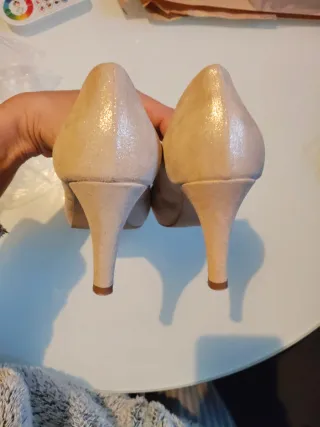 Zapatos de fiesta beige con lazo pedrería.