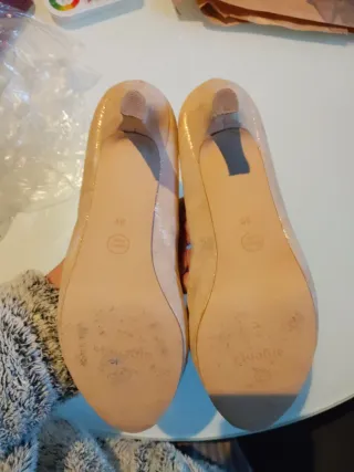 Zapatos de fiesta beige con lazo pedrería.