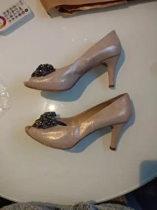Zapatos de fiesta beige con lazo pedrería.