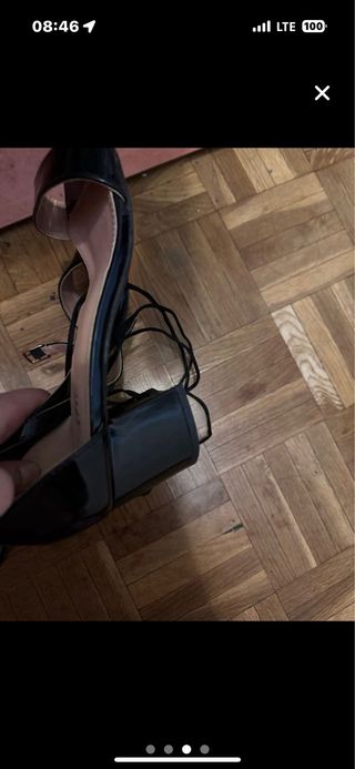 Tacones negros de tiras