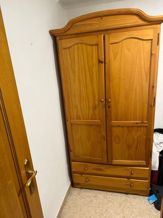 Armario de pino con cajones