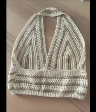 Top de crochet beige y dorado