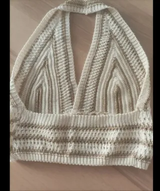 Top de crochet beige y dorado