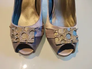 Zapatos de fiesta morados con pedreria