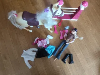 Barbie Hípica con Caballo y Accesorios
