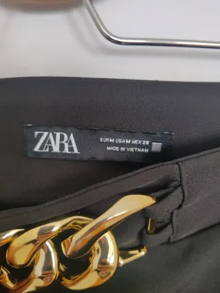 Minifalda Zara con detalle cadena dorada