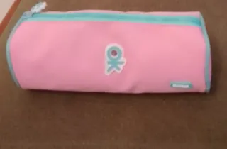 Estuche rosa con símbolo OK