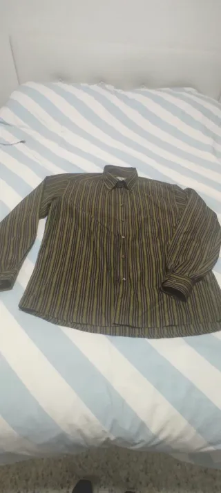 Camisa de rayas verde y negra