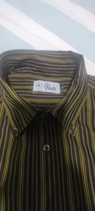 Camisa de rayas verde y negra