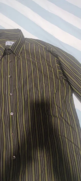 Camisa de rayas verde y negra