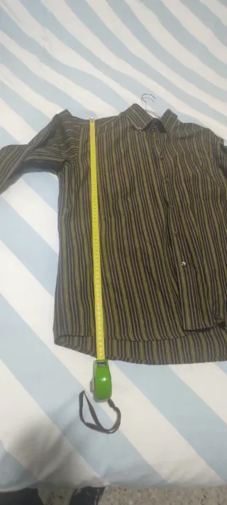 Camisa de rayas verde y negra