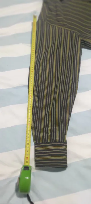 Camisa de rayas verde y negra