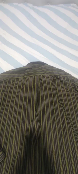 Camisa de rayas verde y negra