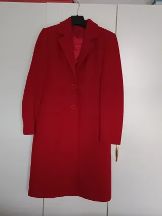Abrigo de paño rojo