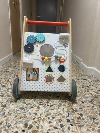 Correpasillos de madera con actividades