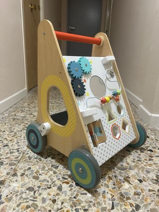 Correpasillos de madera con actividades