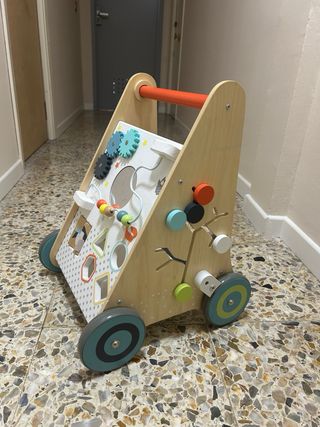 Correpasillos de madera con actividades