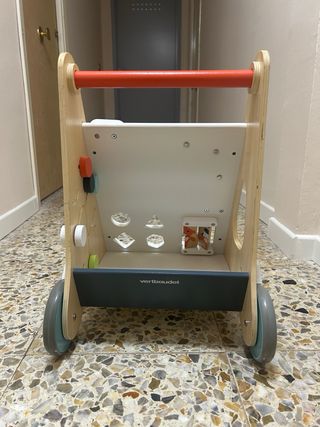 Correpasillos de madera con actividades