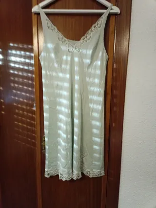 Camisón verde con encaje