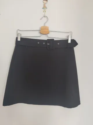Minifalda negra Zara con cinturón