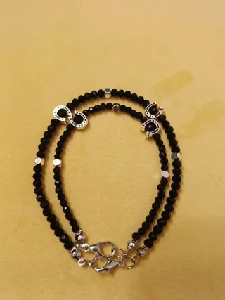 Set braccialetti neri con ferri di cavallo